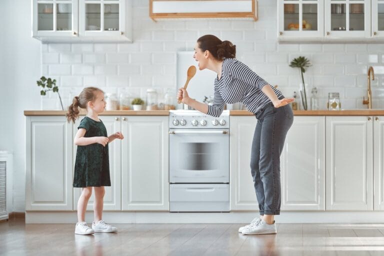 Мама та донька на затишній кухні біля справної побутової техніки